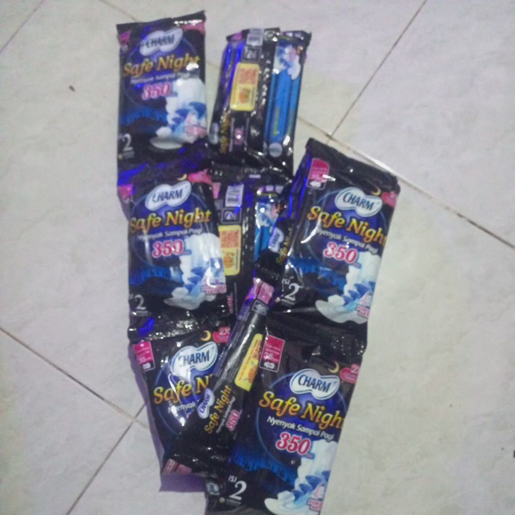 Charm Safe Night 350 mm Kemasan Sachet isi 1 Renceng isi 10 pcs 2pads  dalam kemasan