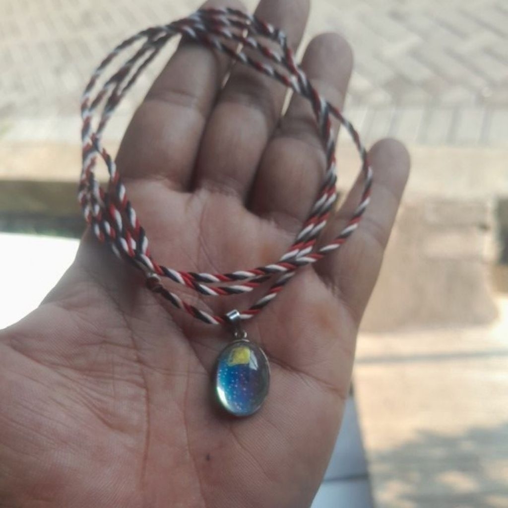 kalung tali tridatu liontin batu kalimaya india pelangi