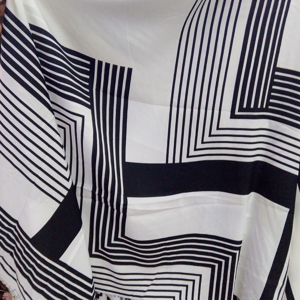 Kain Satin Maxmara Motif Geometri Hitam Putih - Bahan Halus Elegan Untuk Dress & Gamis (Harga Kain P