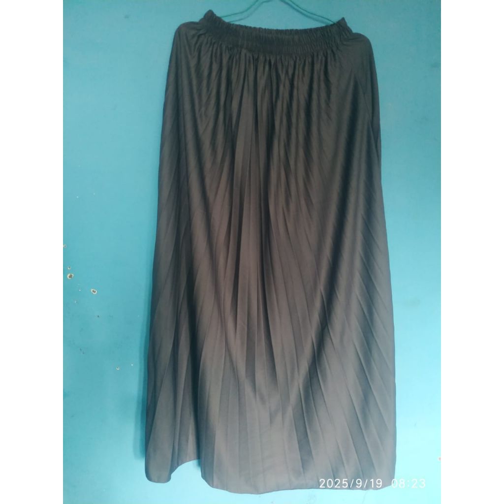 Rok plisket warna abu tua standar dan oversize