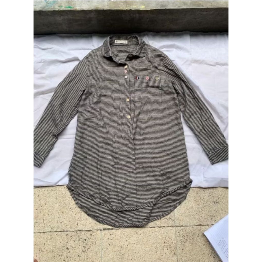 Kemeja wanita motif garis - garis Preloved