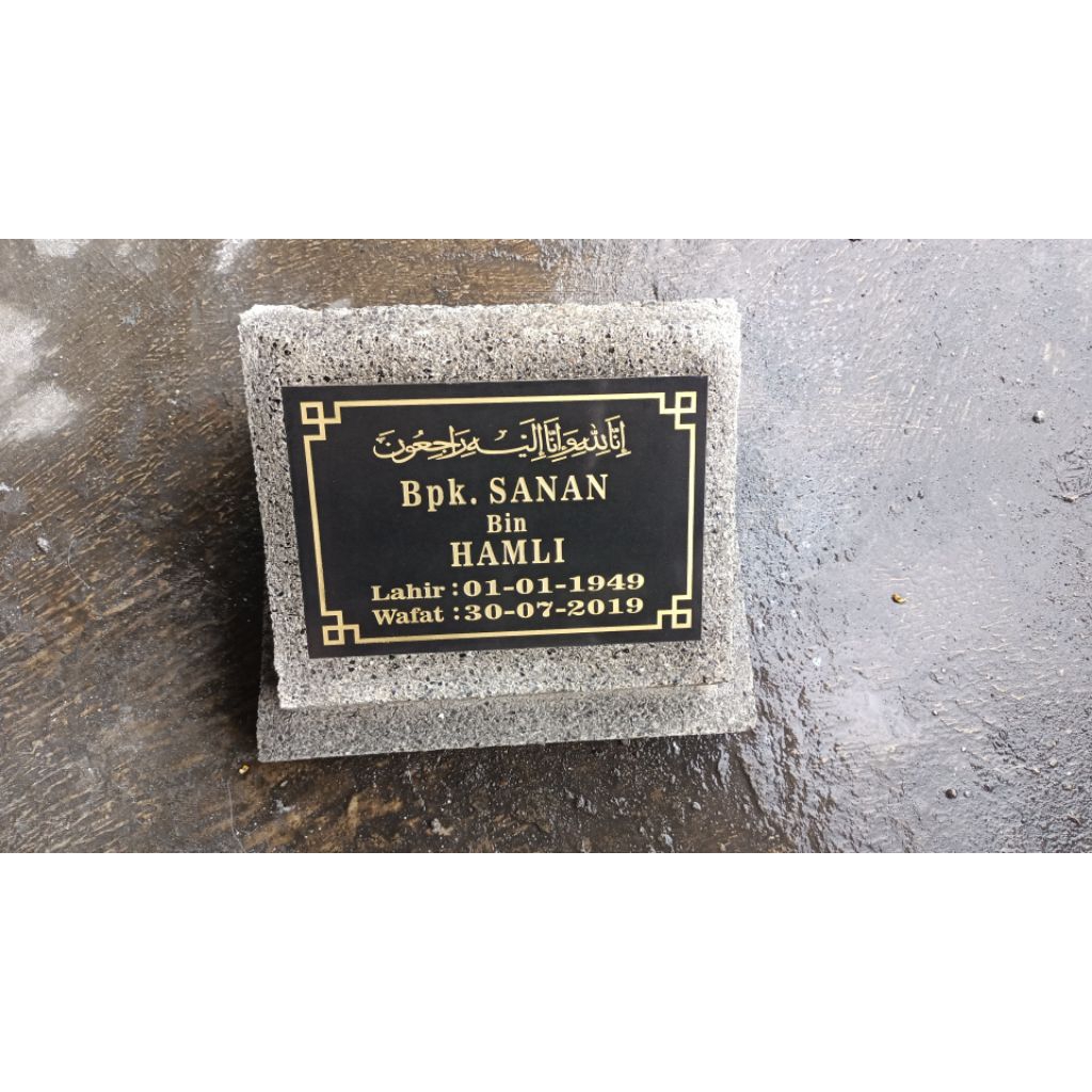 DUDUKAN MAKAM ATAU RUMPUT