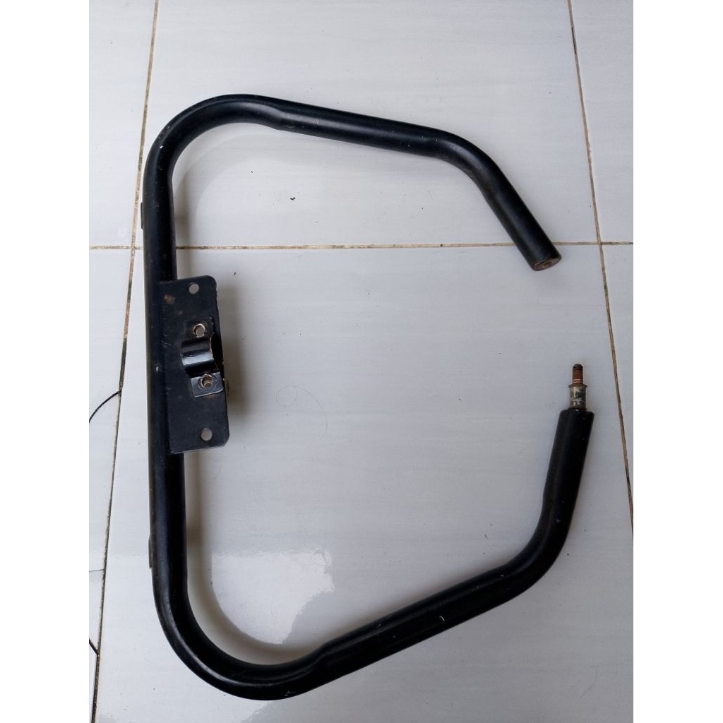 pijakan kaki tambahan motor depan