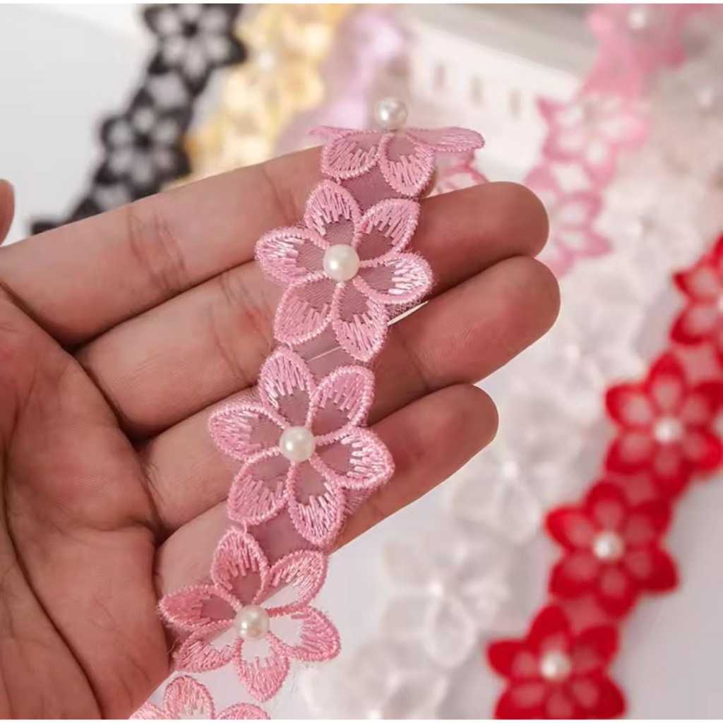 

Pita Renda Bunga Tumpuk Mutiara Lebar 3,5 cm