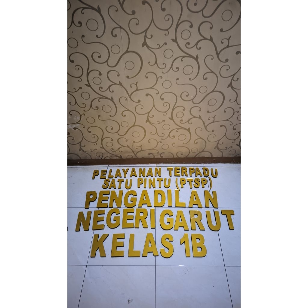 Huruf timbul akrilik Gold Mirror