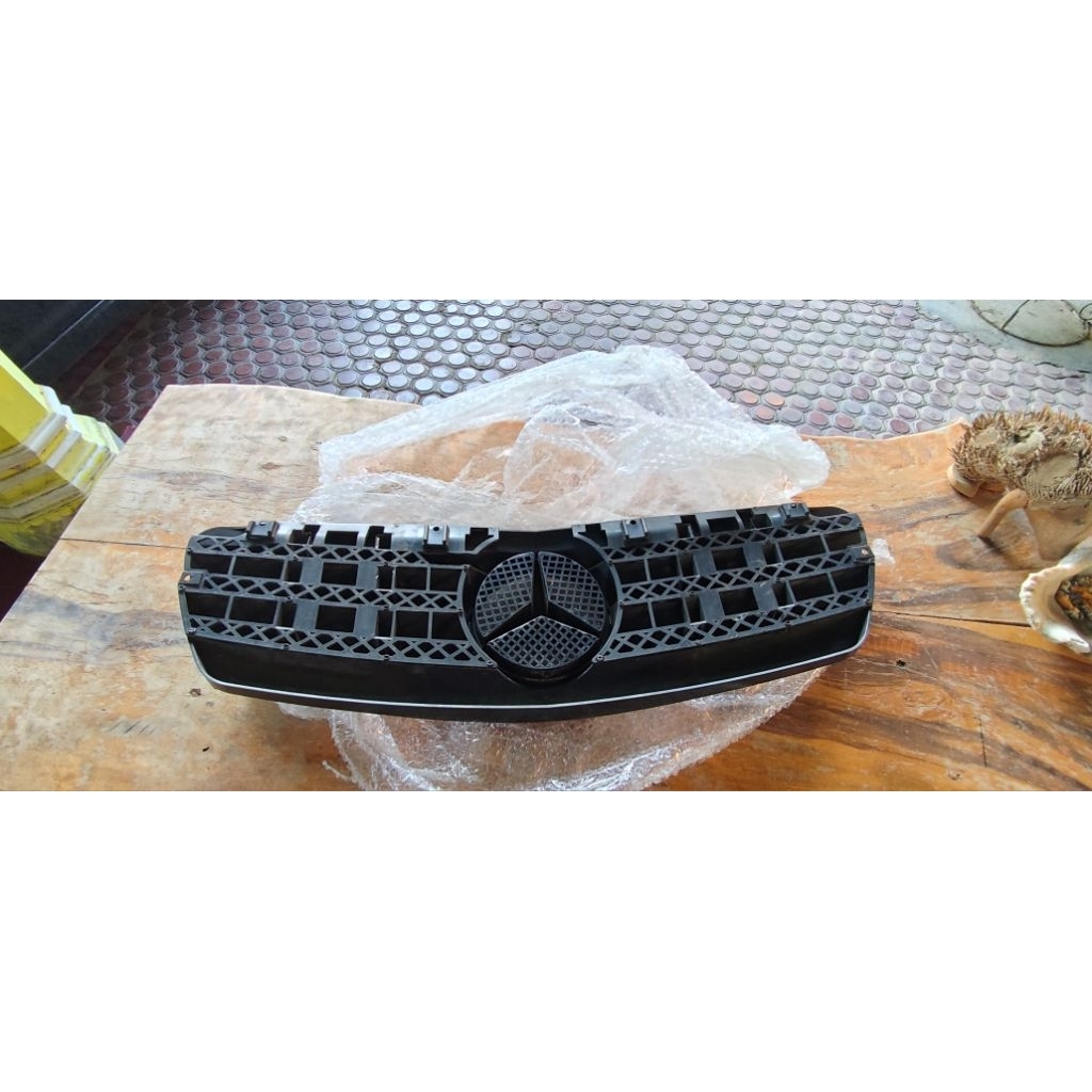grill depan mercedes w204