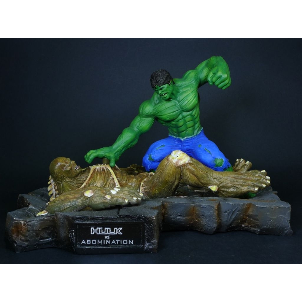 Patung Hulk vs Abomination statue