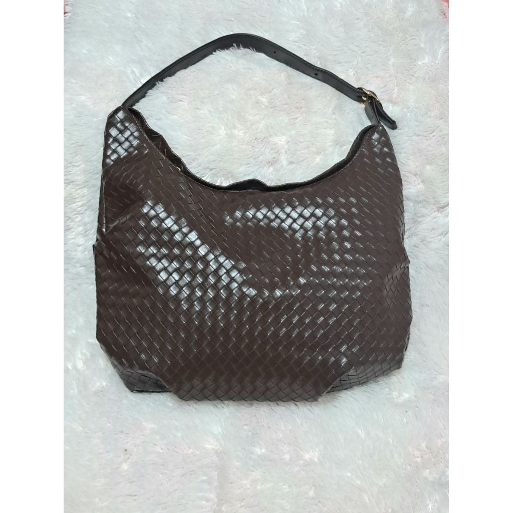 Tas hobo embos anyam,tas selempang coklat tua