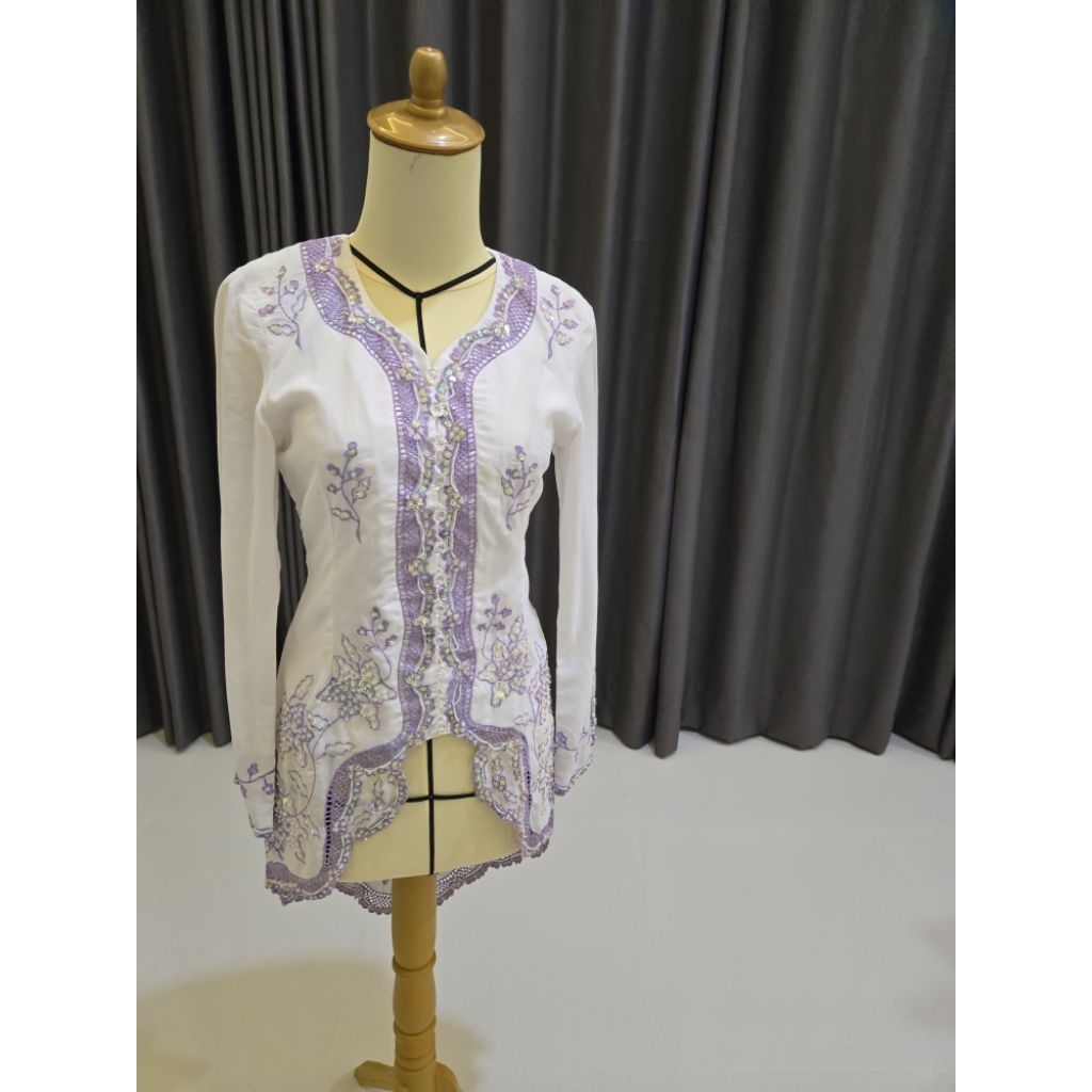kebaya payet putih ungu