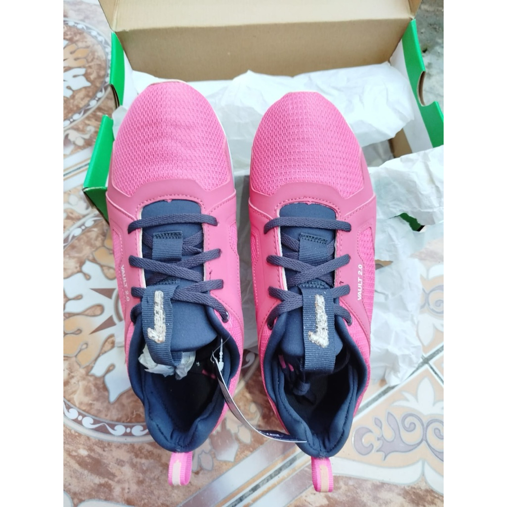 Sepatu lari wanita legas