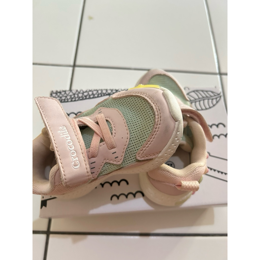 PRELOVED SEPATU ANAK PEREMPUAN CROCODILE