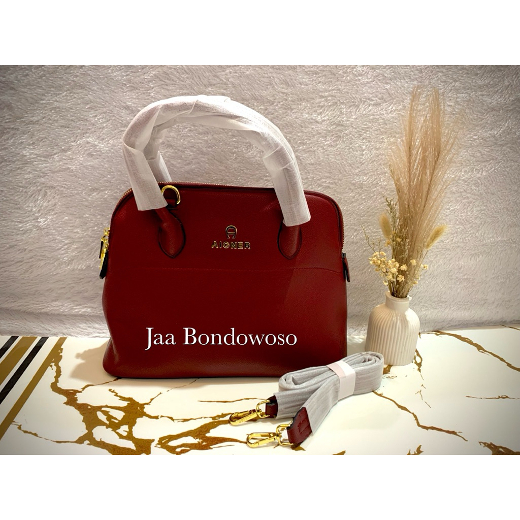 AIGNER Tas Hand Bag & Selempang Wanita Maroon Elegant Ukuran Sedang Space Banyak Jaa Bondowoso