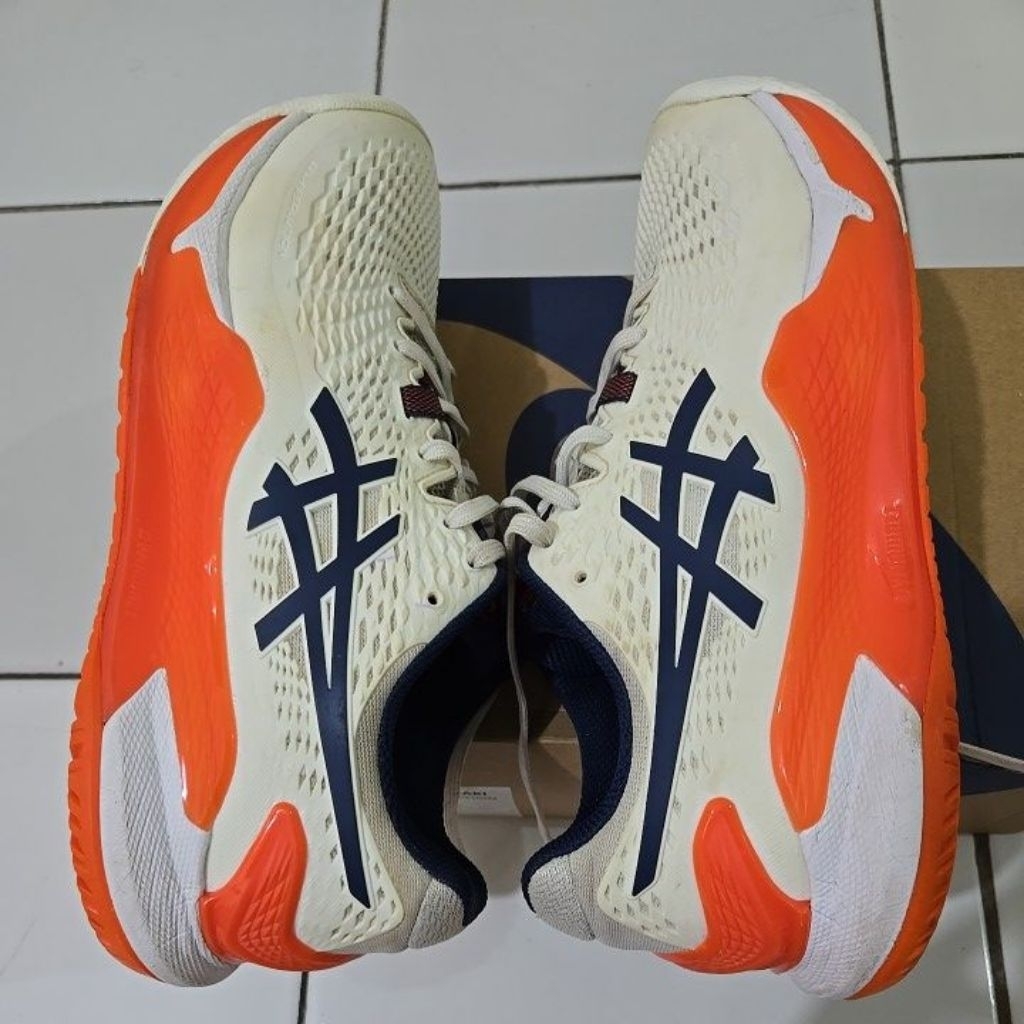 sepatu tenis asics