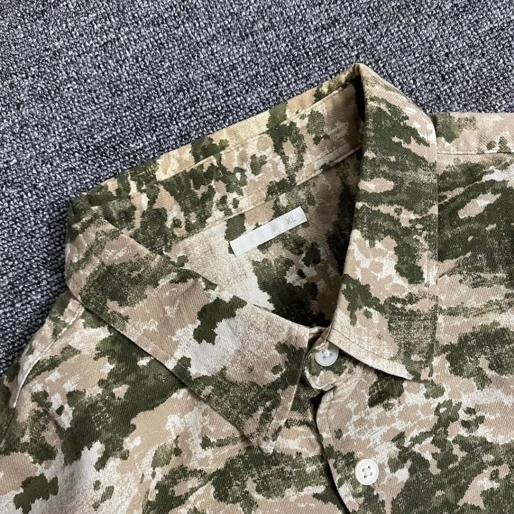 kemeja uniqlo camo