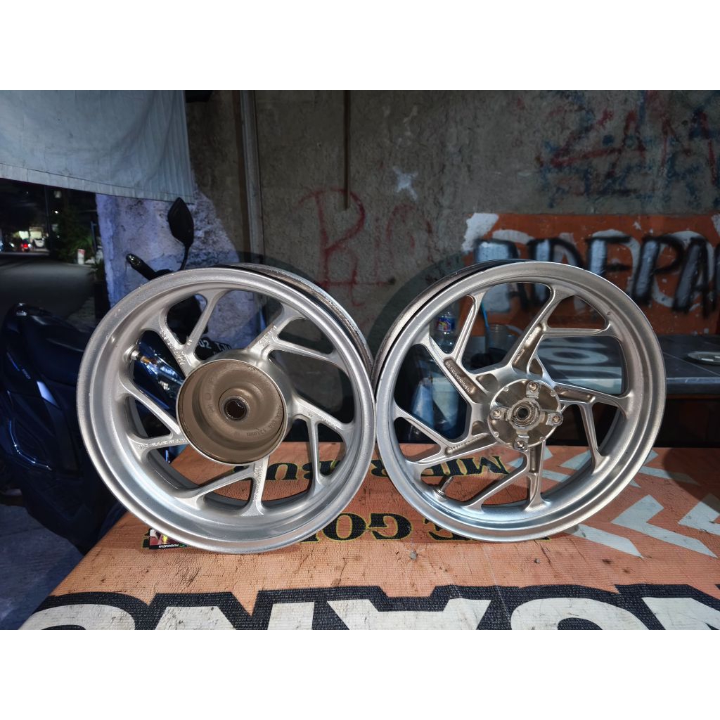velg original Vario 160 repaint Surya painting