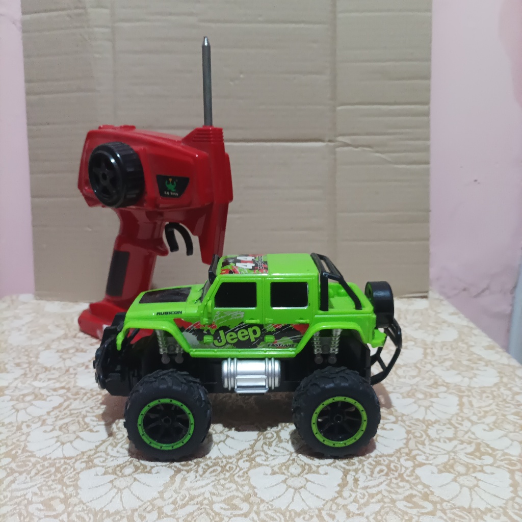 367 - Toys R Us FCA US LLC 2017 Remote Control Mobil Jeep Rubicon