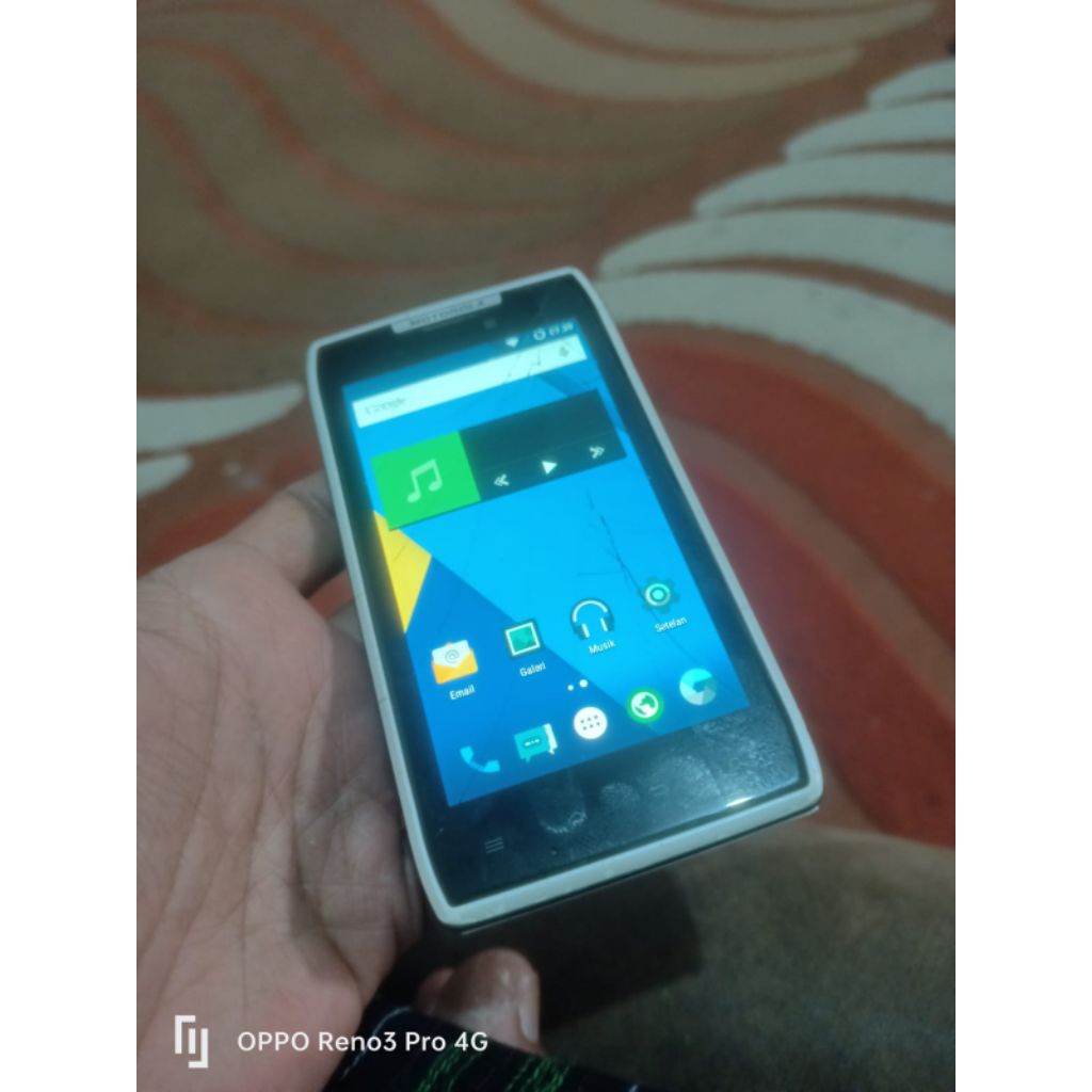 Motorola RAZR minus BACA deskripsi