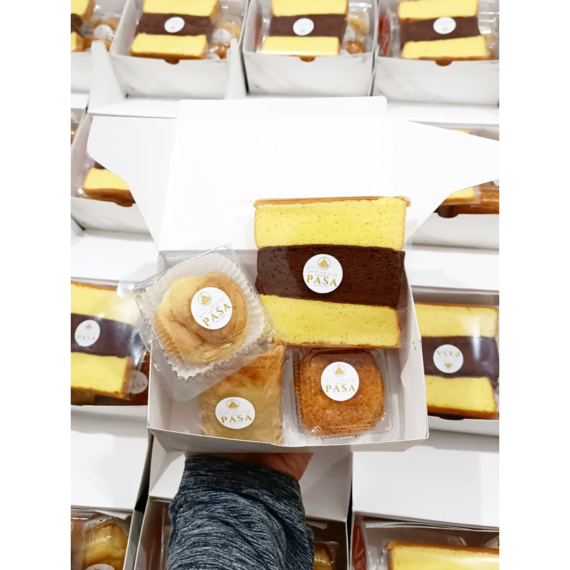 Paket Snack Box isi Lapis Surabaya, Kue Sus, Martabak Telor Ayam, Ketan Serundeng & Cleo 220ml