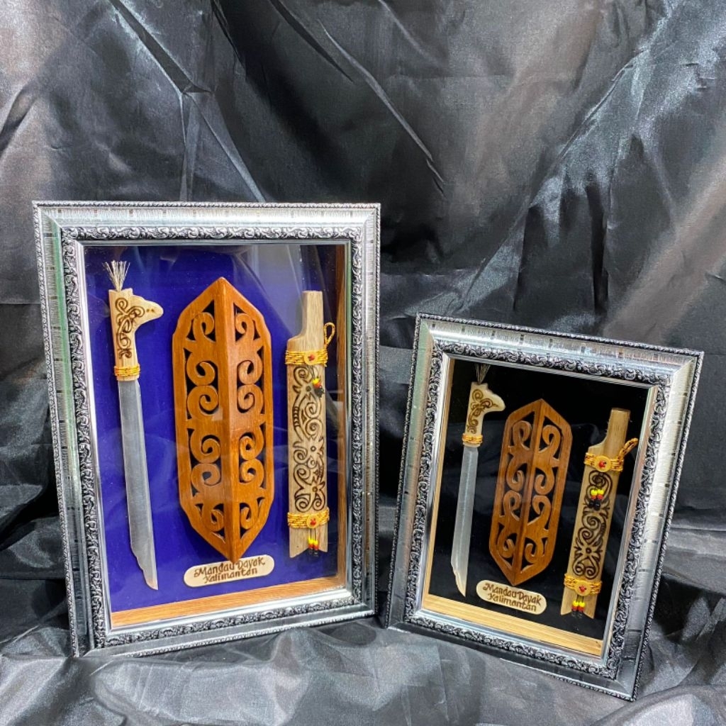 MINIATUR FIGURA PAJANGAN MANDAU PERISAI KAYU KHAS DAYAK
