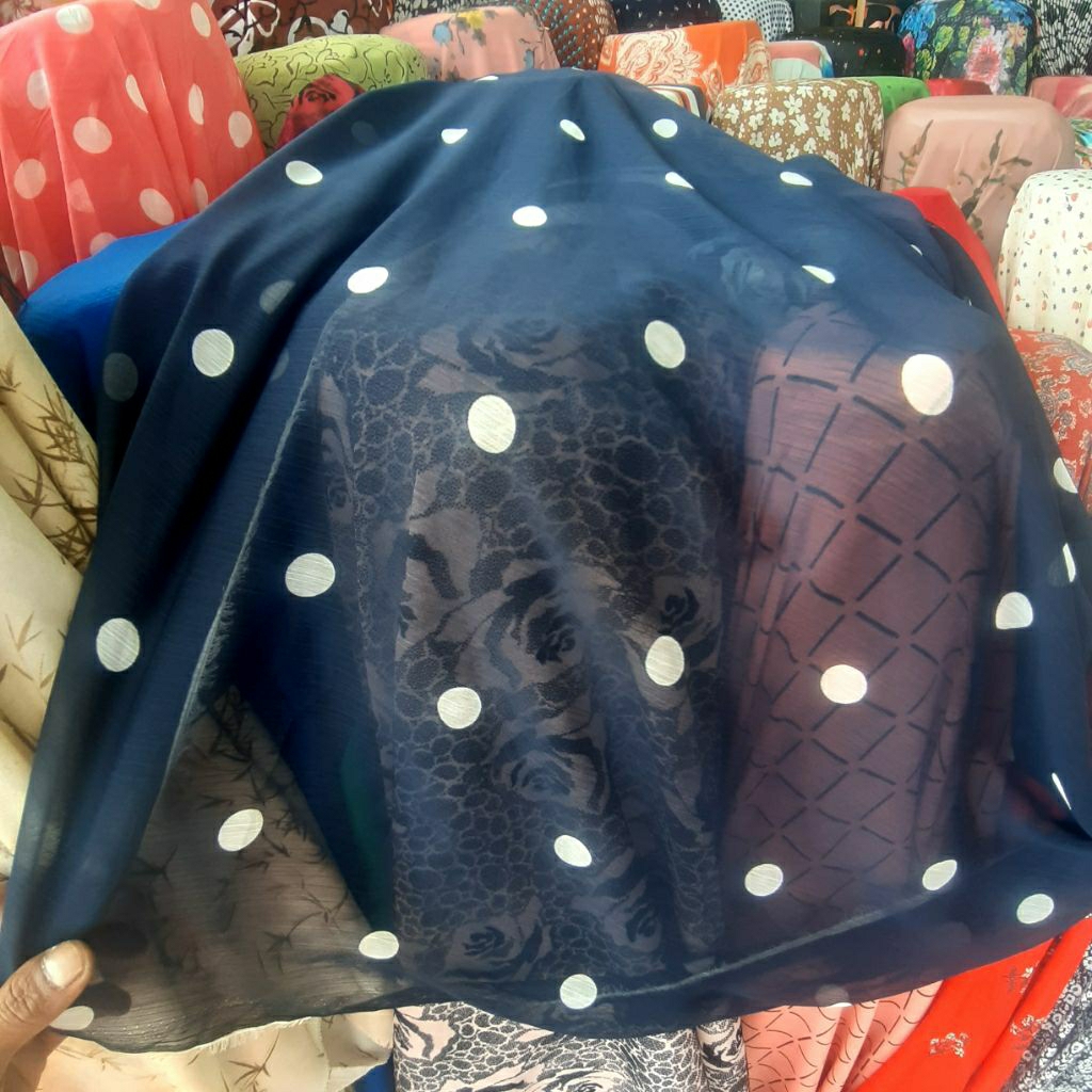KAIN SIFON KRINGKEL PREMIUM MOTIF POLKADOT PUTIH DASAR NAVY - KAIN SIFON YORYU MOTIF DOT - KAIN SIFO