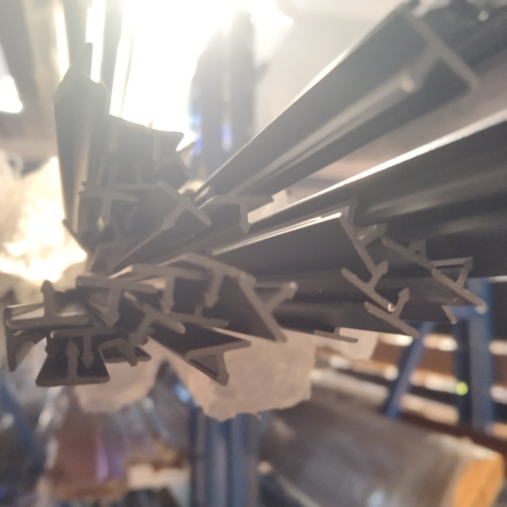 LIS T KECIL ALUMUNIUM 5MM LIS T HITAM GOLD