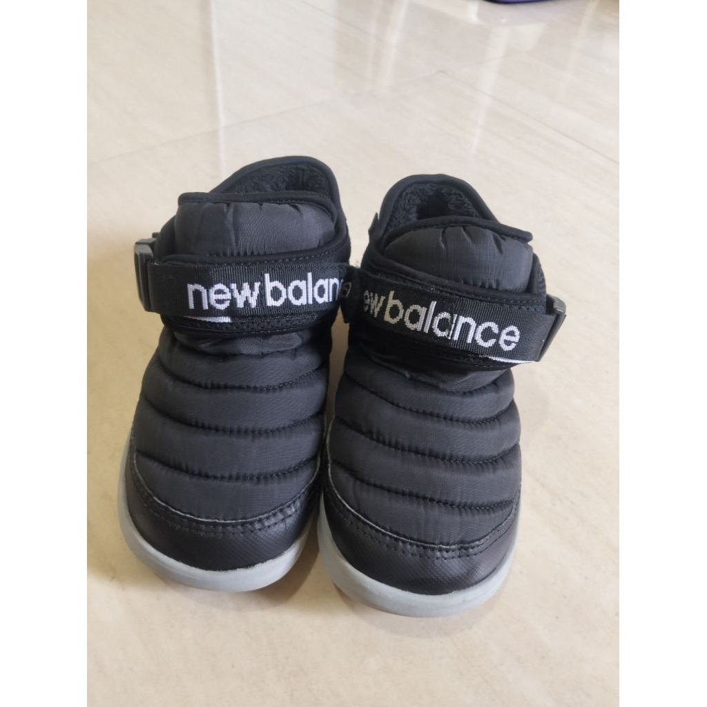 Sepatu hitam anak new balance
