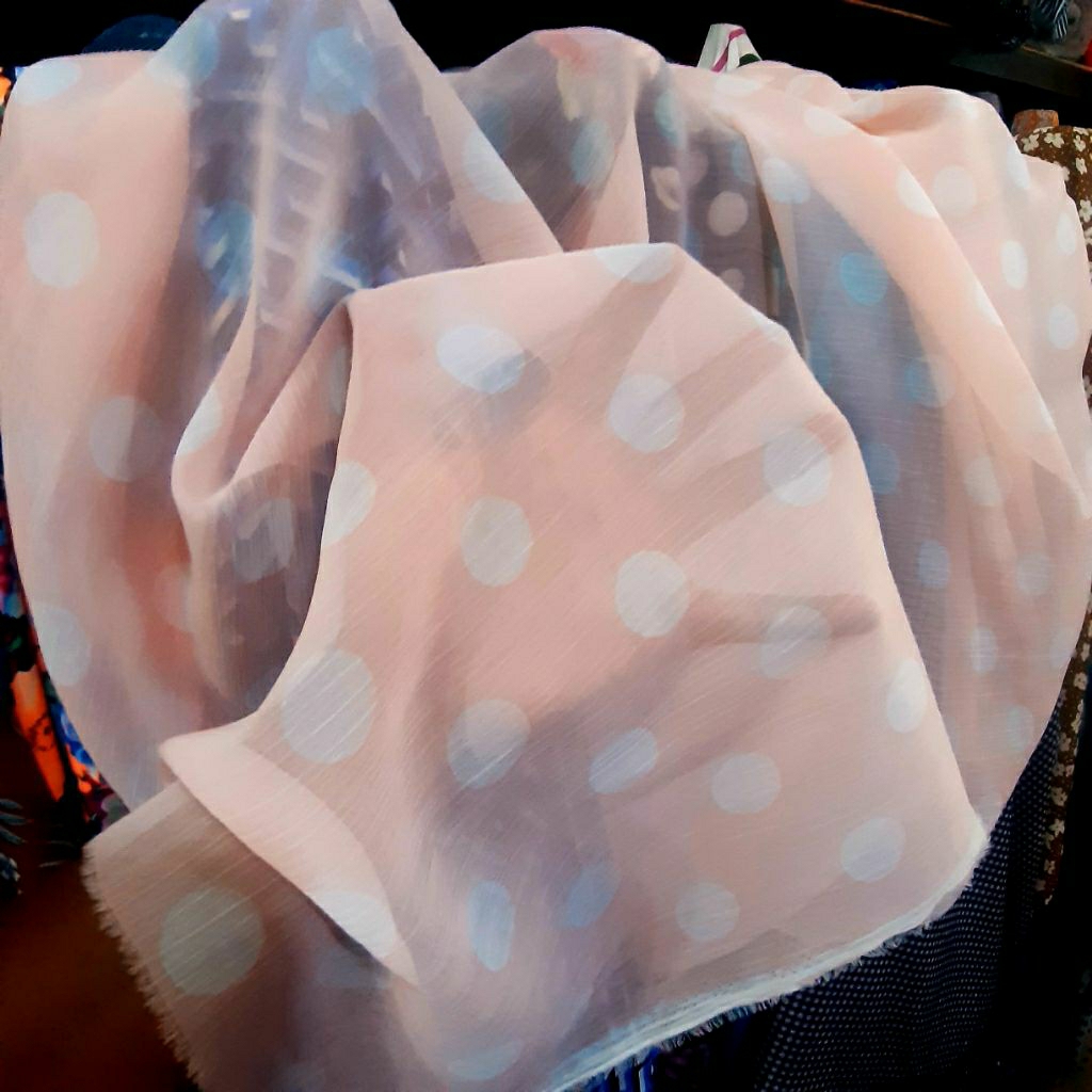 KAIN SIFON KRINGKEL PREMIUM MOTIF POLKADOT PUTIH DASAR SALEM SISA GARMENT  - KAIN SIFON YORYU MOTIF 