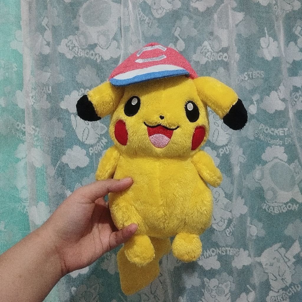 BONEKA POKEMON PIKACHU TOPI ASH takara tomy