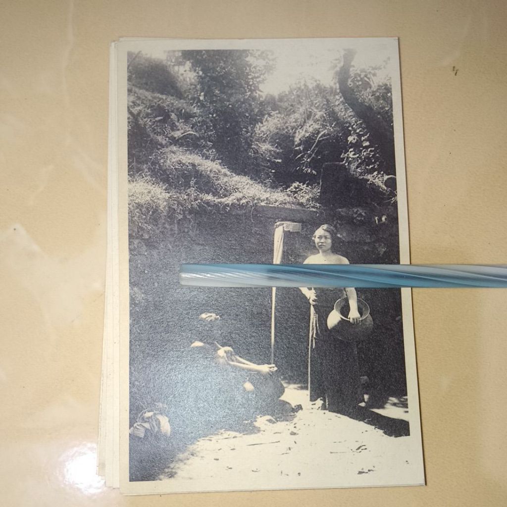 Kartu pos tema wanita bali tempo doloe