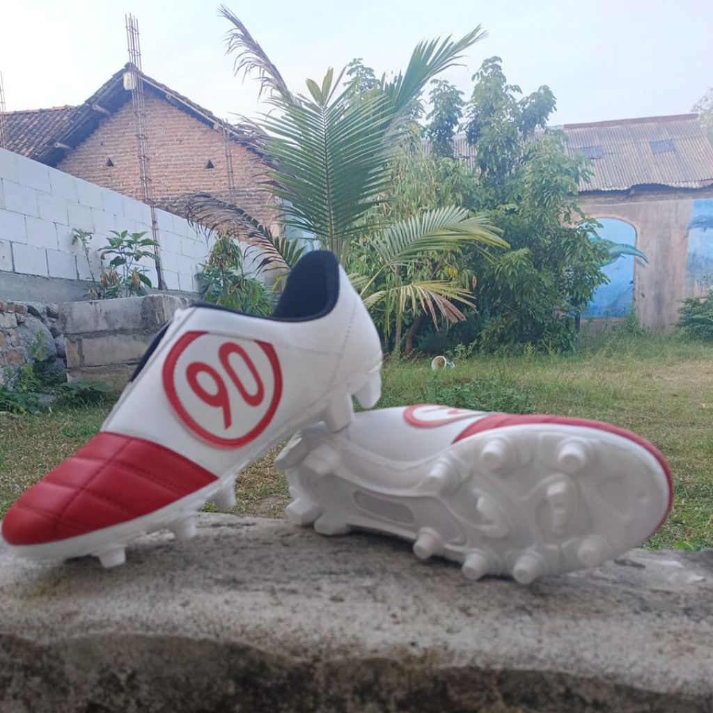 sepatu bola T90 merah putih sudah di jahit keliling