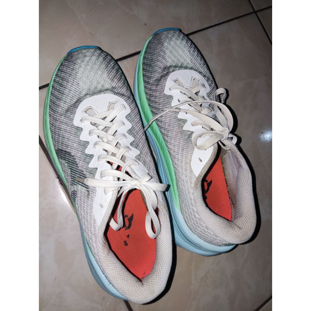 preloved sepatu running ortuseight hyperblast 1.3