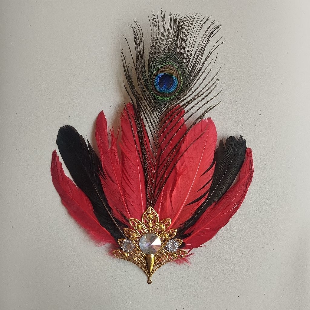 Emblem Topi Bulu Merak Kombinasi merah