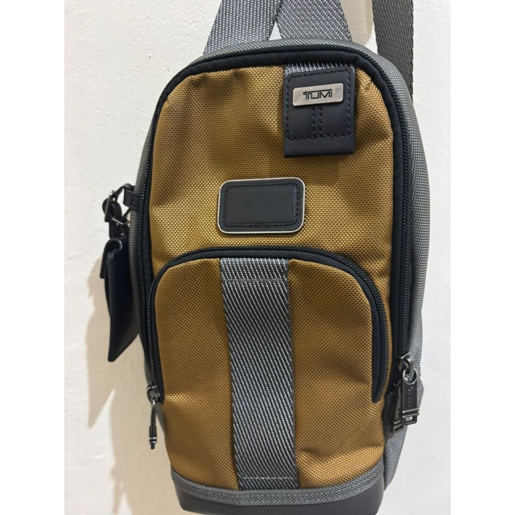 Tumi FIFE Slim Sling Bag Golden Brown Tas Selempang Pria