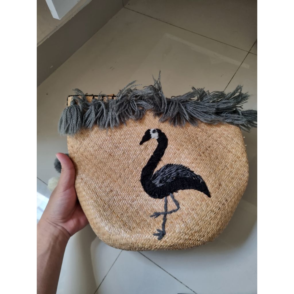 Tas Anyaman Bali Motif Flamingo dengan Tali Kulit