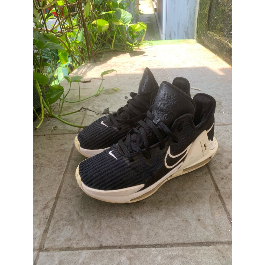 Sepatu Basket Lebron Witness 6 (Size 43)