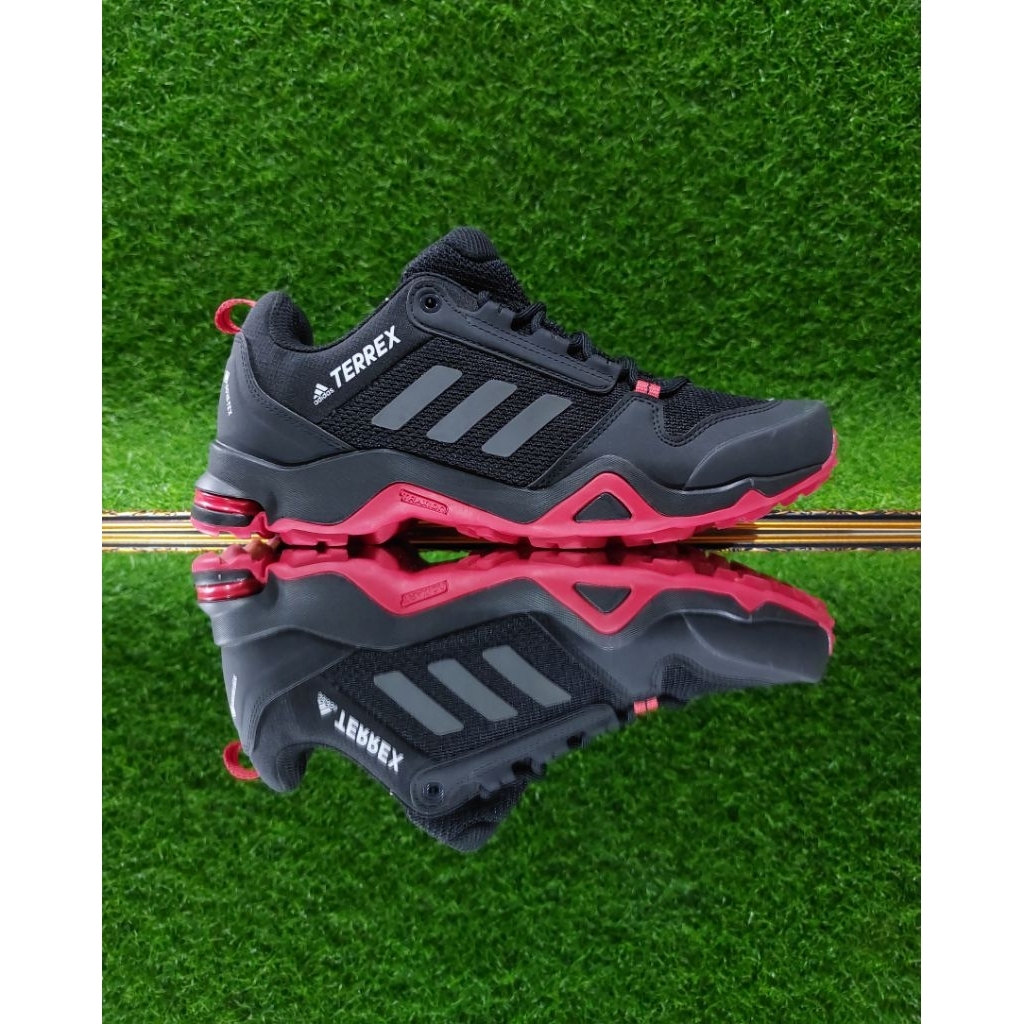 sepatu gunung trekking adidas size 43