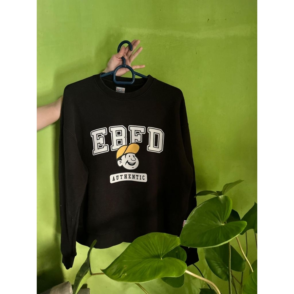Ebbets Field Hitam Crewneck