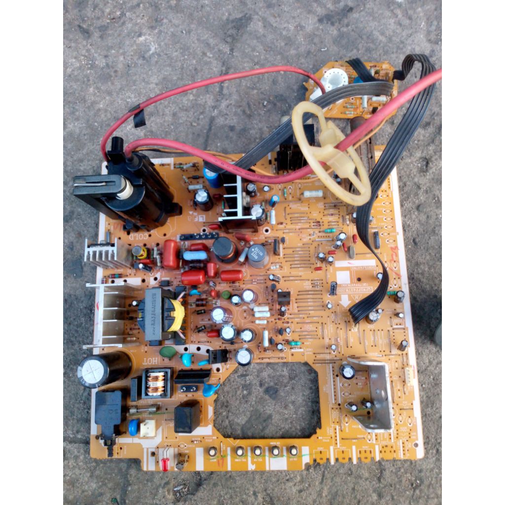 Mesin TV tabung slim 21inc merk sharp, normal.