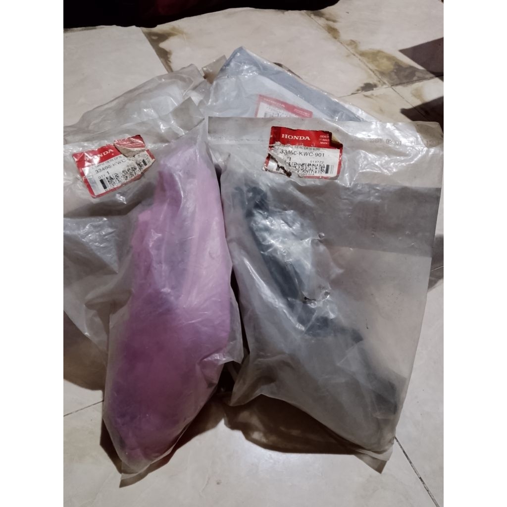 Sein assy depan kanan dan kiri untuk motor CS1 number part 33400KWC901 & 33450KWC901