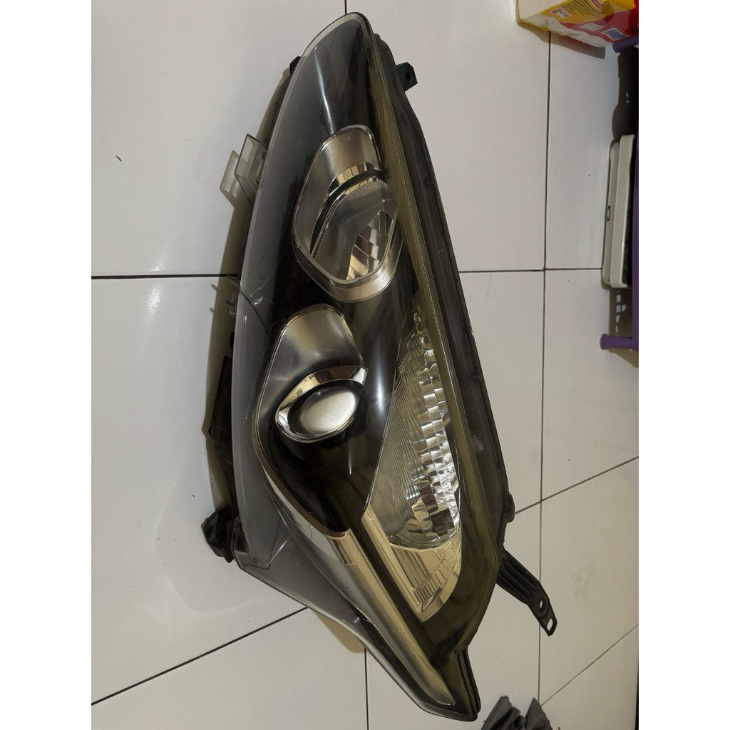 Headlamp Toyota Sienta Tipe V dan G