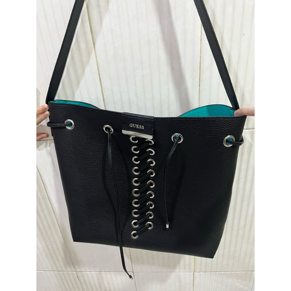 TAS GUESS ASLI 100% ( preloved)) Masih bagus bgt ya, jarang dipake.