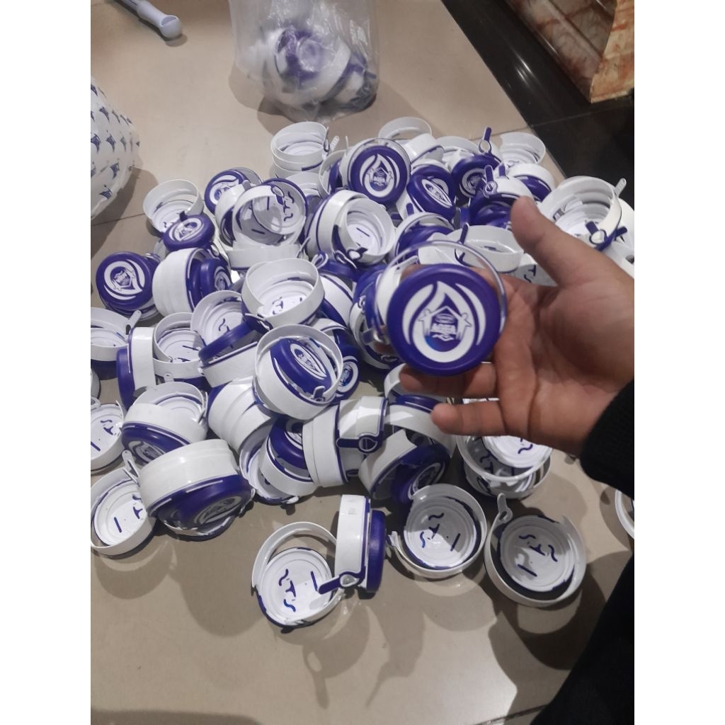Tutup bekas aqua galon
