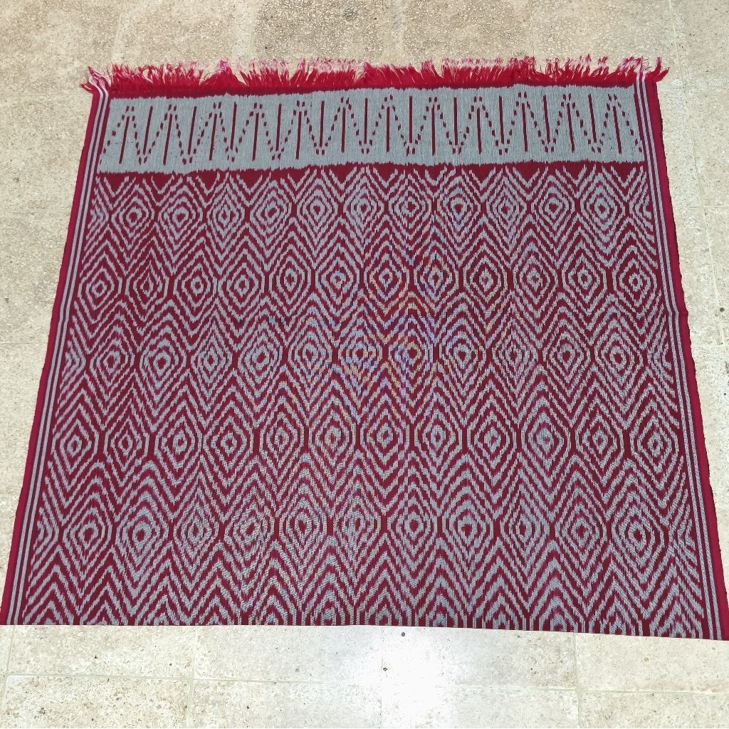 Kain Tenun Halusan Motif Hipnotis Merah