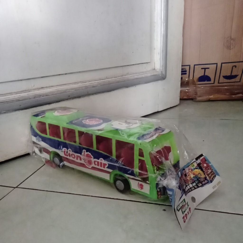 mainan bis anak lion air