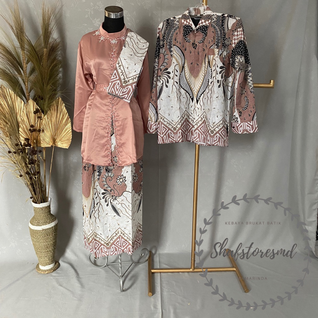 Baju Kondangan Batik Atasan Satin Rok Katun Satu Set Dengan Pria Warna Pink