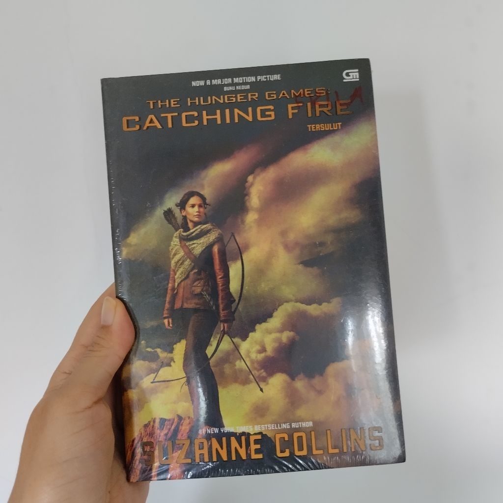 (bekas/stok lama) the hunger games/ suzanne collins/ catching fire