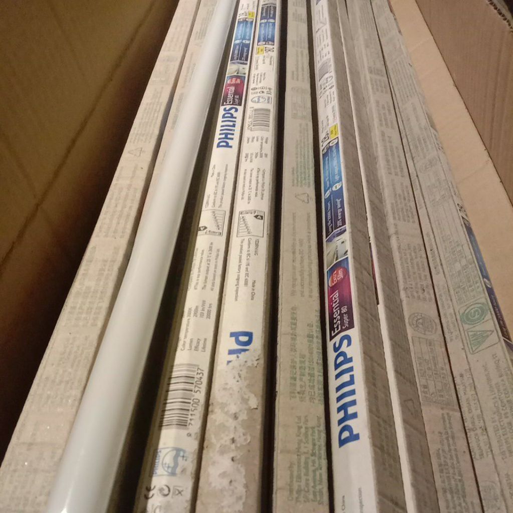 LAMPU TL PHILIPS 28WAT WARNA WARM WHITE 3000K READY SATU DUS SESUAI FOTO