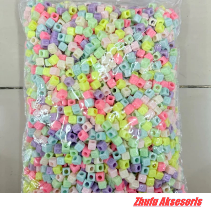 1 Pon Manik Manik Pastel Huruf Kotak