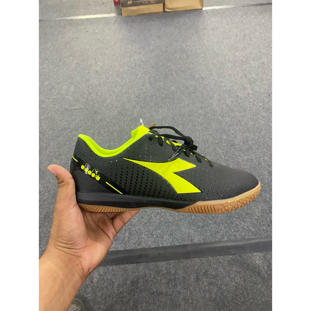 sepatu futsal diadora