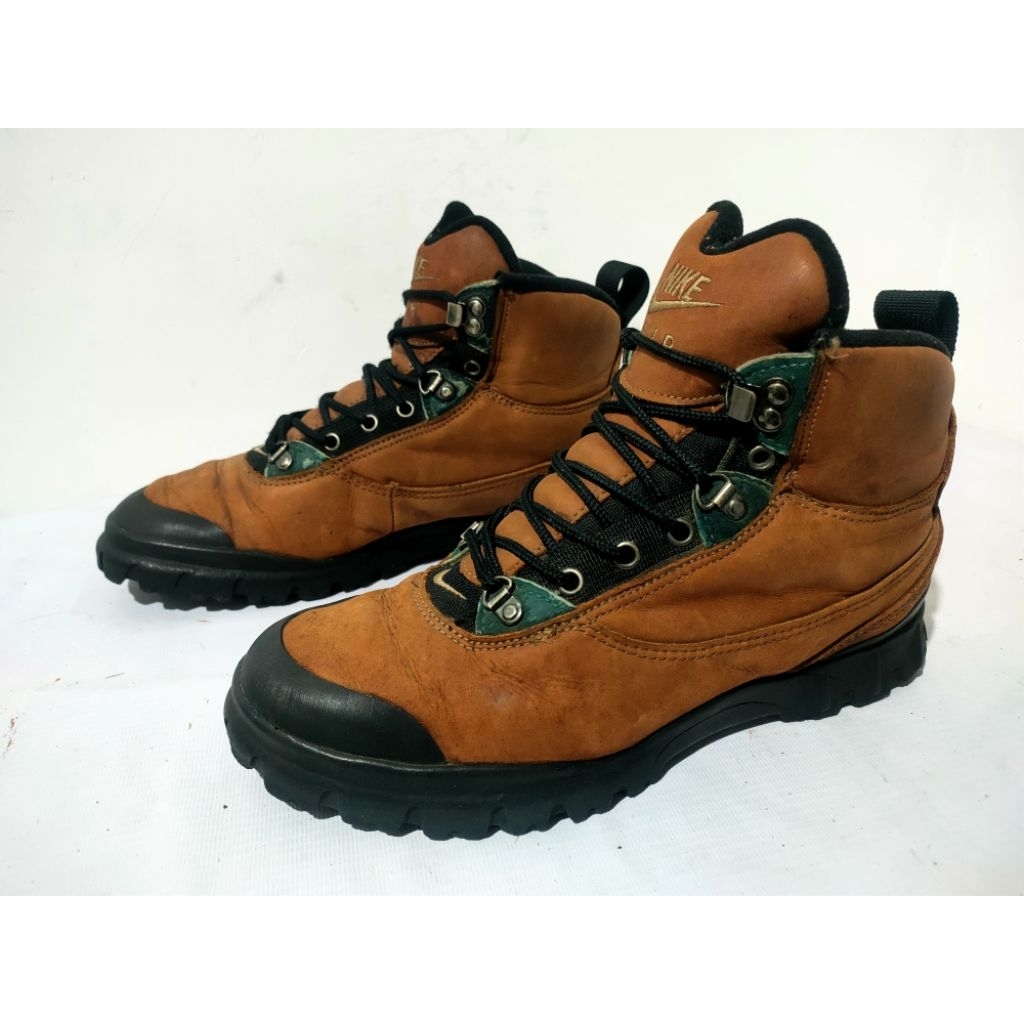 Sepatu Kulit Boots Kulit Sneaker Nike, Size 40.5